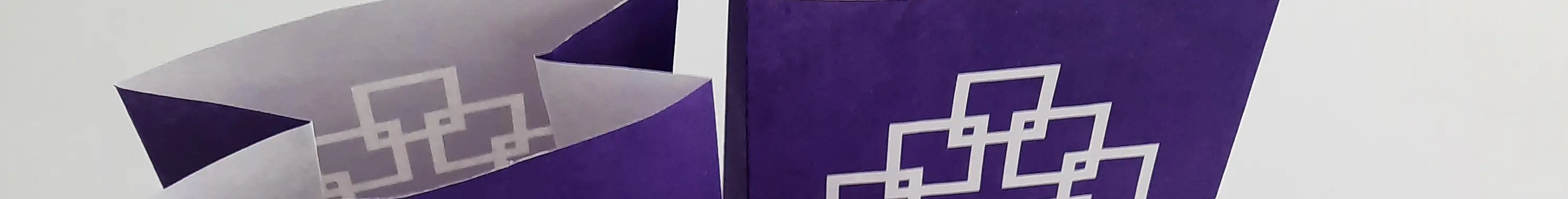 violette Lichttüten mit weißem Facettenkreuz