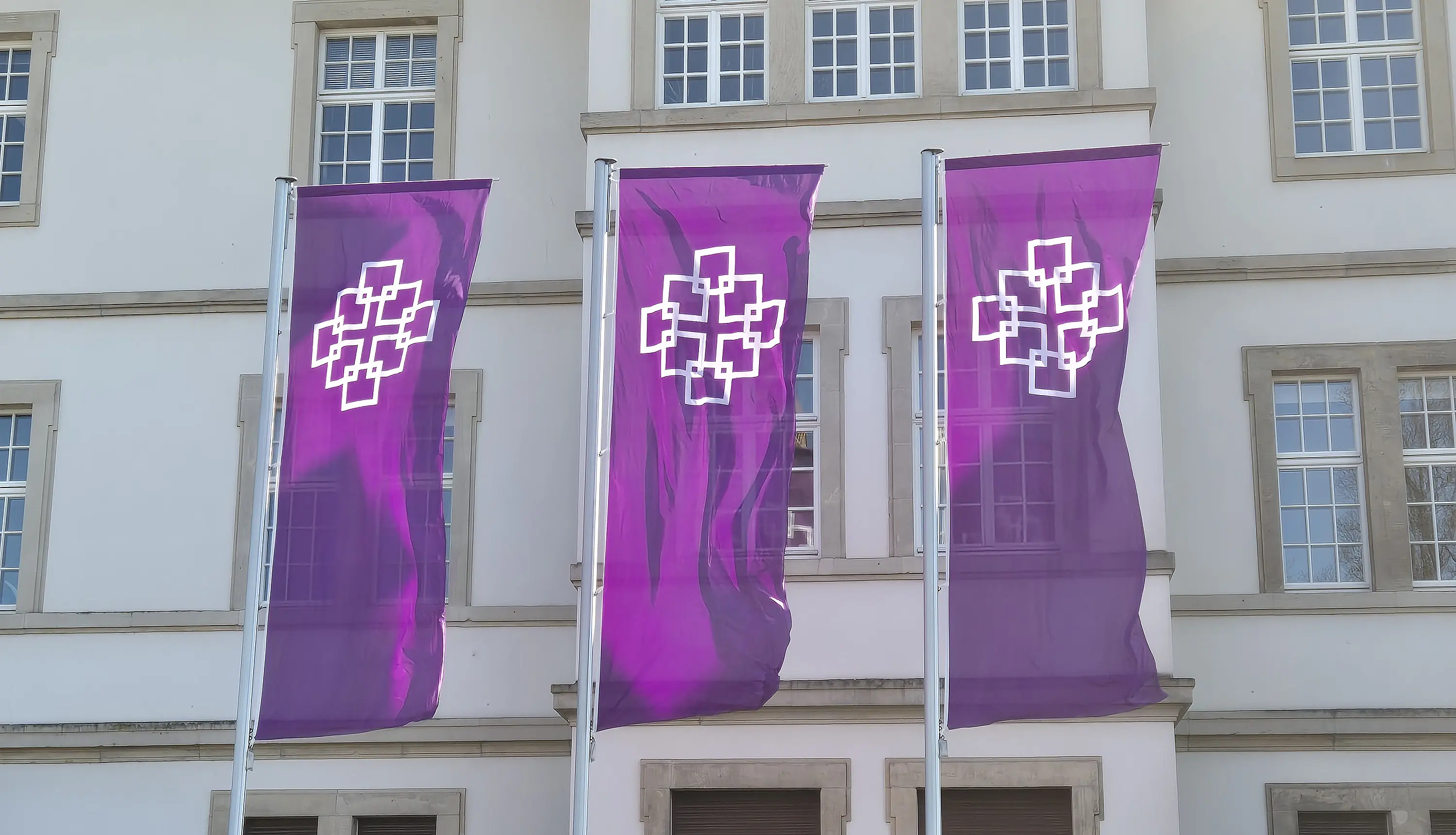 Fahnen vor der Kirchenverwaltung